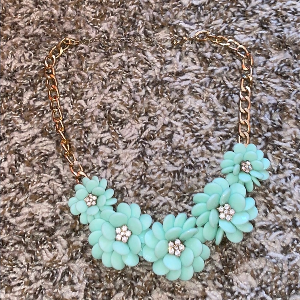 Flower necklaces - Picture 3 of 5